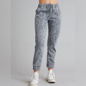 BELLA DAHL LUXE TENCEL EASY JOGGER IN SNAKESKIN PRINT